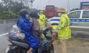 Thừa Thiên - Huế: CSGT đội mưa tiếp sức người dân trở lại các tỉnh thành sau Tết
