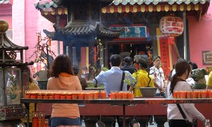 Video: Nhiều người đổ về chùa xin lộc ngày vía Ngọc Hoàng