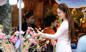 Hanoi's oldest flower market bustling Lunar New Year