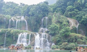 Ngắm nhìn thác Bản Giốc mùa nước cạn