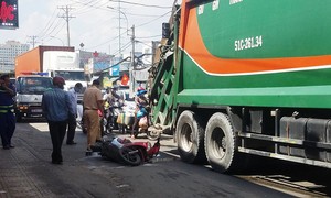 Cô gái bị xe chở rác cán qua chân ở Bình Chánh