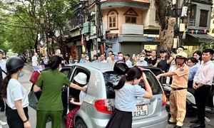 Hai Phong: Female driver entrenched in the car, resisting traffic police orders