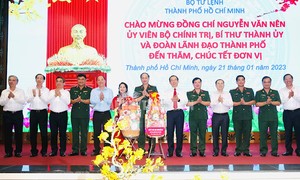 Leaders of Ho Chi Minh City visit and wish New Year to the Ho Chi Minh City Command