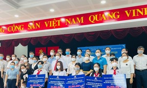 Video: Ngành điện TP.HCM đỡ đầu cho 35 trẻ mồ côi cha mẹ do COVID-19