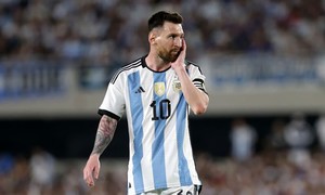 Messi gặp rắc rối lớn ở PSG vì một bài hát