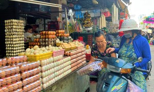 The price of Tet flowers doubled, people bustled regarding buying chicken and duck eggs