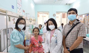 Giving Tet gifts to pediatric patients staying at the hospital for treatment 