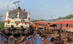 Các toa tàu bị hư hại tại hiện trường vụ tai nạn 3 đoàn tàu ​​tông nhau gần ở bang Odisha (Ấn Độ) ngày 3-6. Ảnh: AFP 