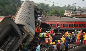 Nhân viên cứu hộ tập trung xung quanh các toa tàu bị hư hỏng tại địa điểm xảy ra tai nạn ở bang Odisha (Ấn Độ). Ảnh: AFP