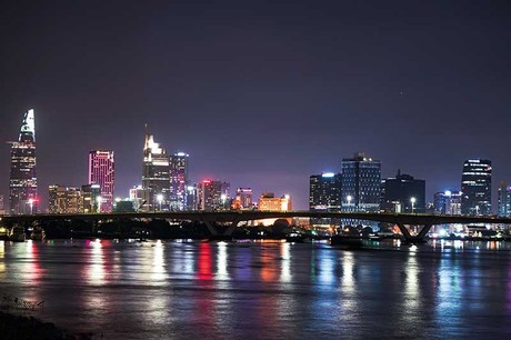 Khám phá dấu ấn của Sài Gòn về đêm qua loạt ảnh đẹp mắt, khi đường phố lung linh ánh đèn và những tòa nhà cao chọc trời. Nét đẹp hiện đại và cổ kính hòa quyện tạo nên một không gian sống động, đầy màu sắc.