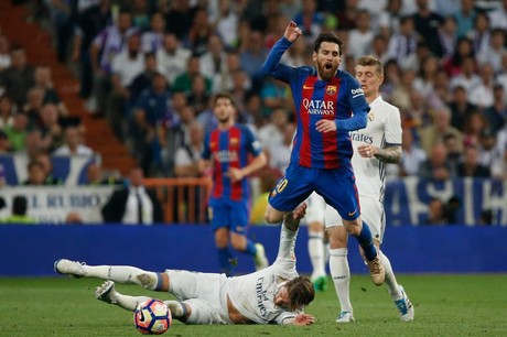 Xem Messi đi bóng ghi bàn đẹp mắt trên sân cỏ, chắc chắn sẽ khiến bạn háo hức và thích thú. Tài năng và khả năng điều khiển bóng của anh ta là không thể phủ nhận.