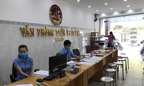 Quang cảnh Văn phòng thừa phát lại Biên Hòa, Đồng Nai chiều 17-3. Ảnh: MINH VƯƠNG