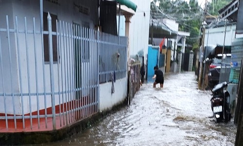 Thành phố Bảo Lộc ngập sâu sau cơn mưa 