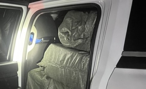 Công an tạm giữ 2 xe ô tô vận chuyển gần 10.000 gói thuốc lá lậu 