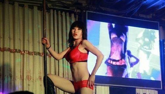 Trung Quốc: Thuê vũ nữ múa thoát y tại các đám tang để... giữ thể diện