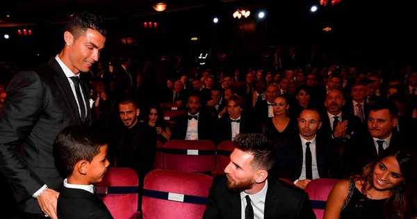 Con trai của Ronaldo: ‘Messi quá lùn’