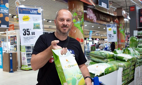 Gạo Việt Nam được người tiêu dùng chọn mua tại một siêu thị ở Pháp.