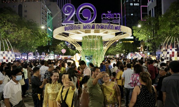 Đường hoa xuân Nguyễn Huệ 2023 đạt kỷ lục 1,2 triệu lượt khách tham quan