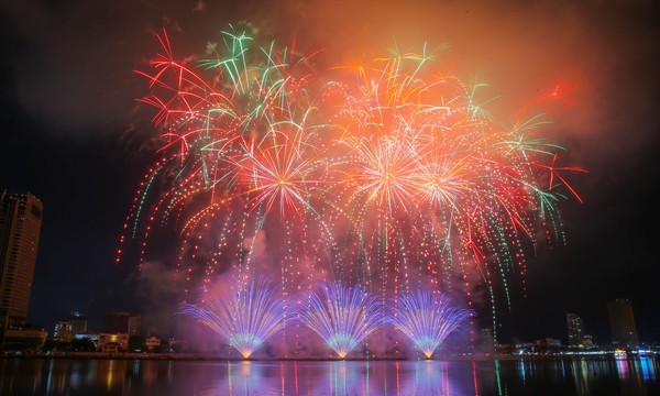 Bầu trời Đà Nẵng rực sáng đêm 'Vũ điệu của thiên nhiên'