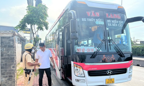 CSGT Bình Triệu kiểm tra nhiều xe khách trên Quốc lộ 1A