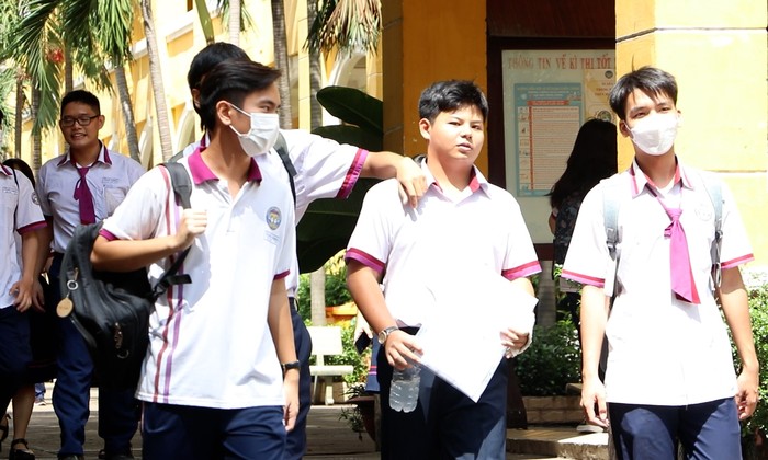 Làm thế nào để khai báo và khởi tạo một biến xâu trong các ngôn ngữ lập trình?
