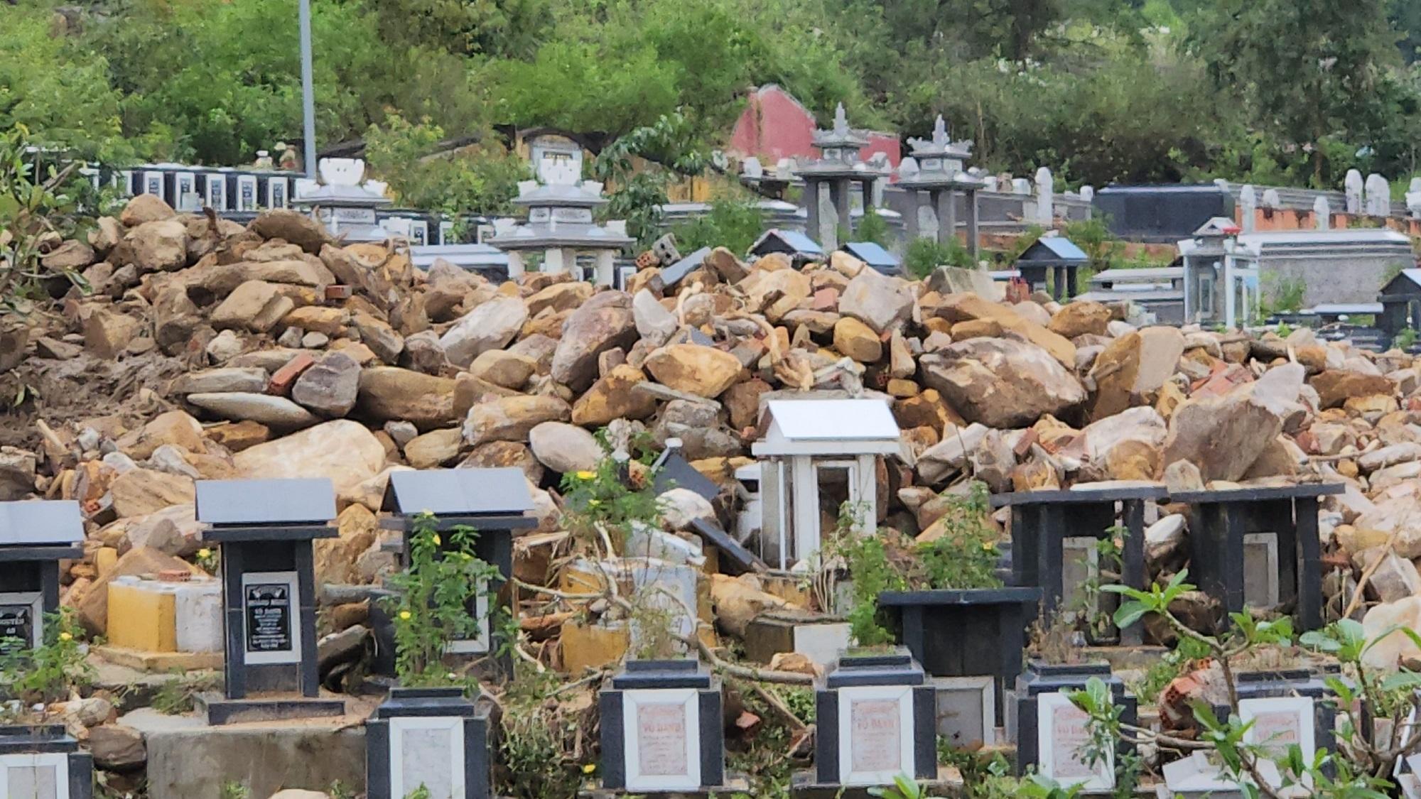 Sạt lở ở nghĩa trang lớn nhất Đà Nẵng