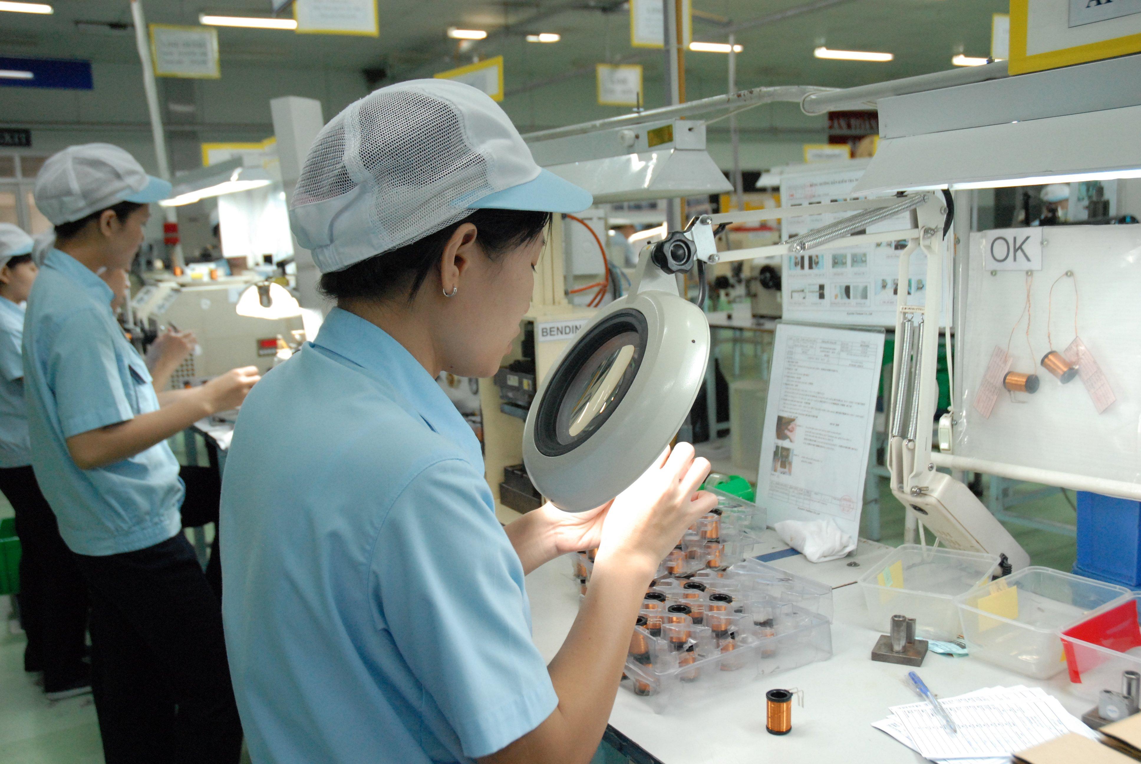 Công nhân sản xuất các chi tiết cơ khí tại Công ty TNHH Nidec Tosok Việt Nam trong Khu chế xuất Tân Thuận (TP.HCM).