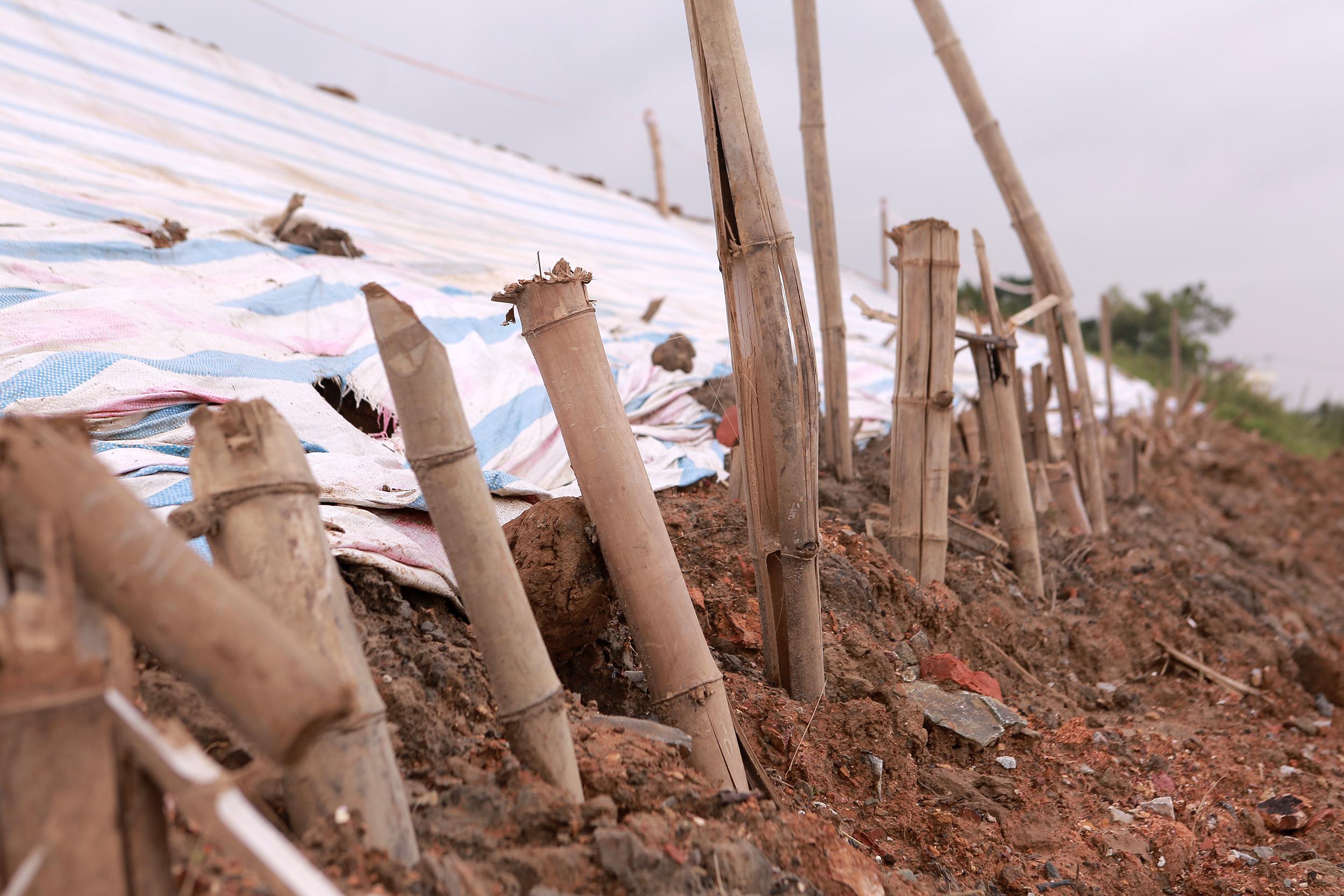 Ảnh: Đê bảo vệ 29.000 dân ở Thanh Hóa bị sụt lún nghiêm trọng giữa mùa mưa lũ