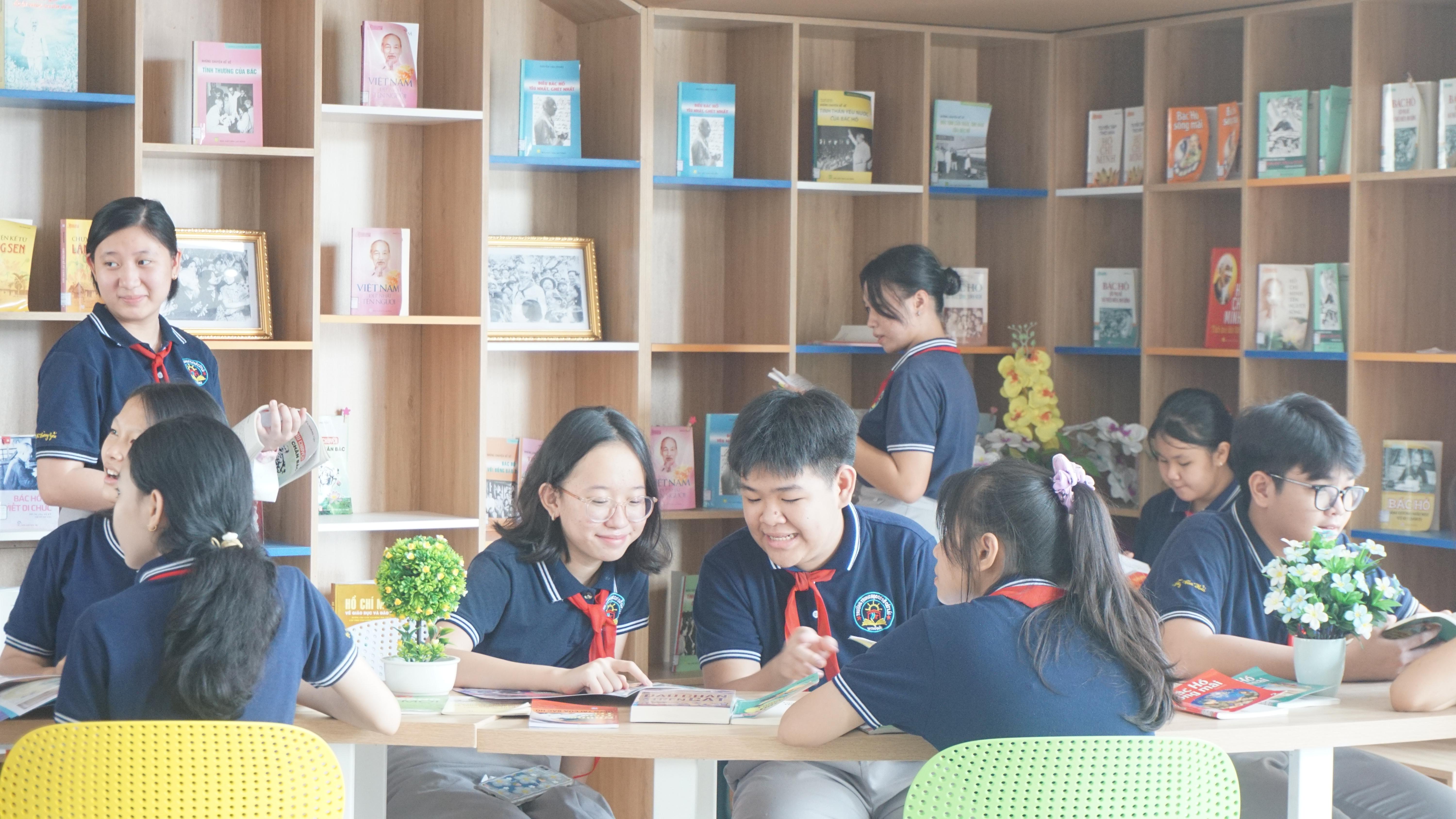 Học sinh thích thú với 'Không gian văn hóa Hồ Chí Minh' và thư viện thông minh 