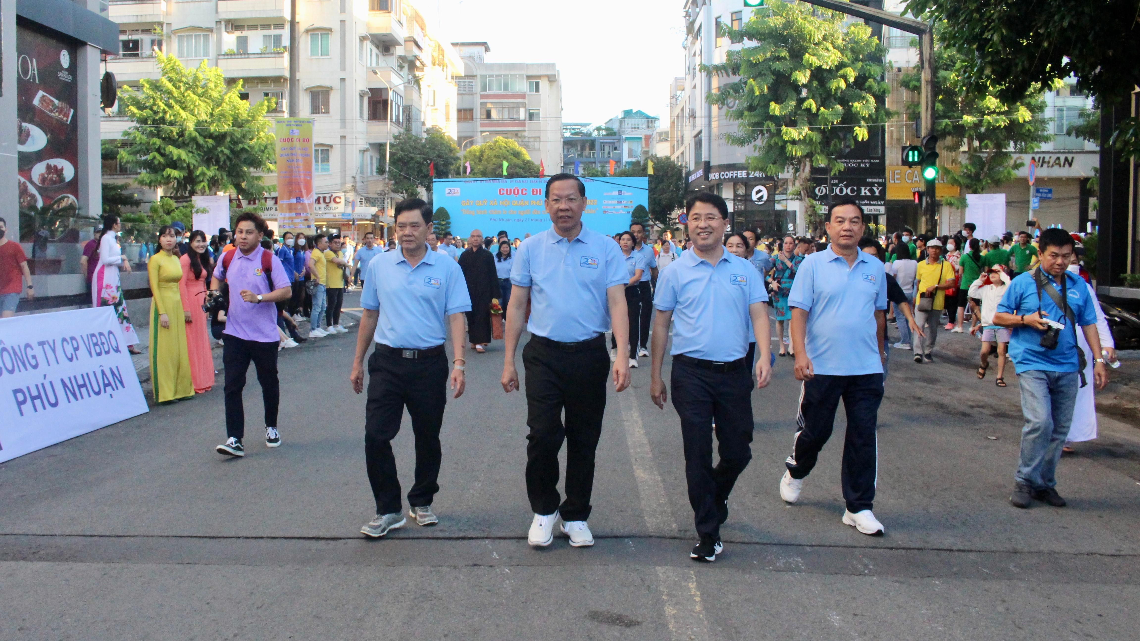 Chủ tịch TP.HCM Phan Văn Mãi tham gia đi bộ 'đồng hành chăm lo người dân khó khăn' 