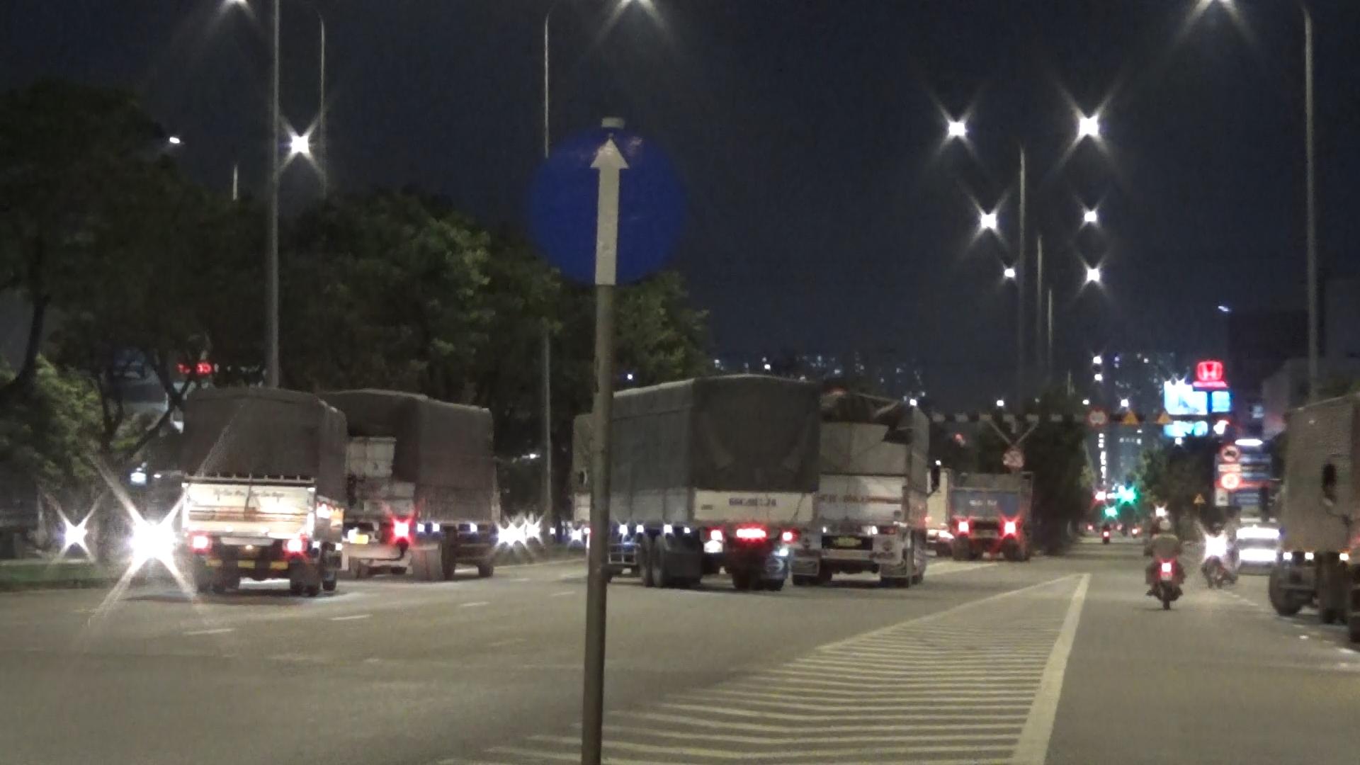 Xe tải 'bò' 5 km/h trên đại lộ Võ Văn Kiệt trước giờ vào nội đô