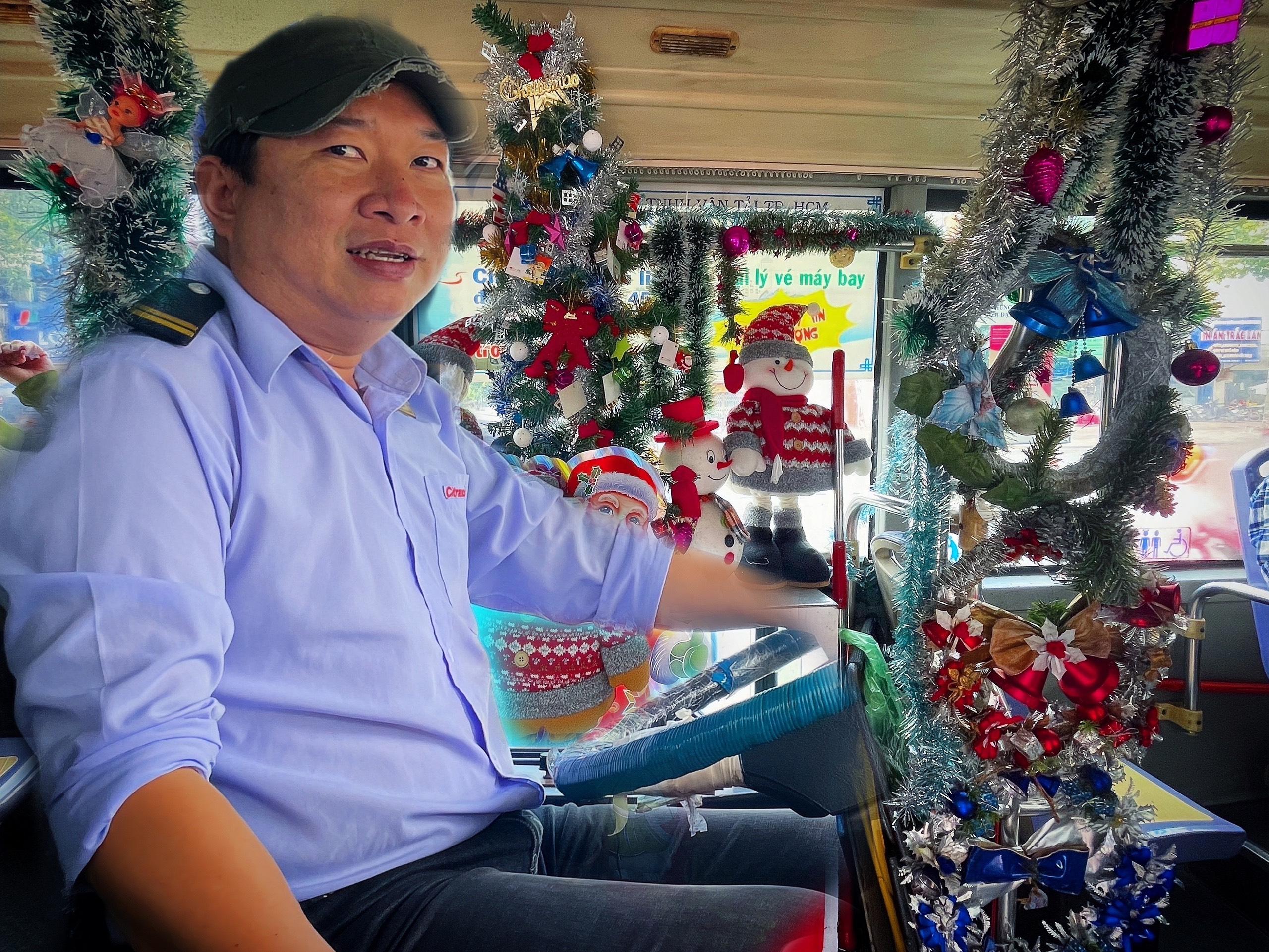 Bác tài chi tiền triệu mang không khí Giáng sinh lên xe buýt