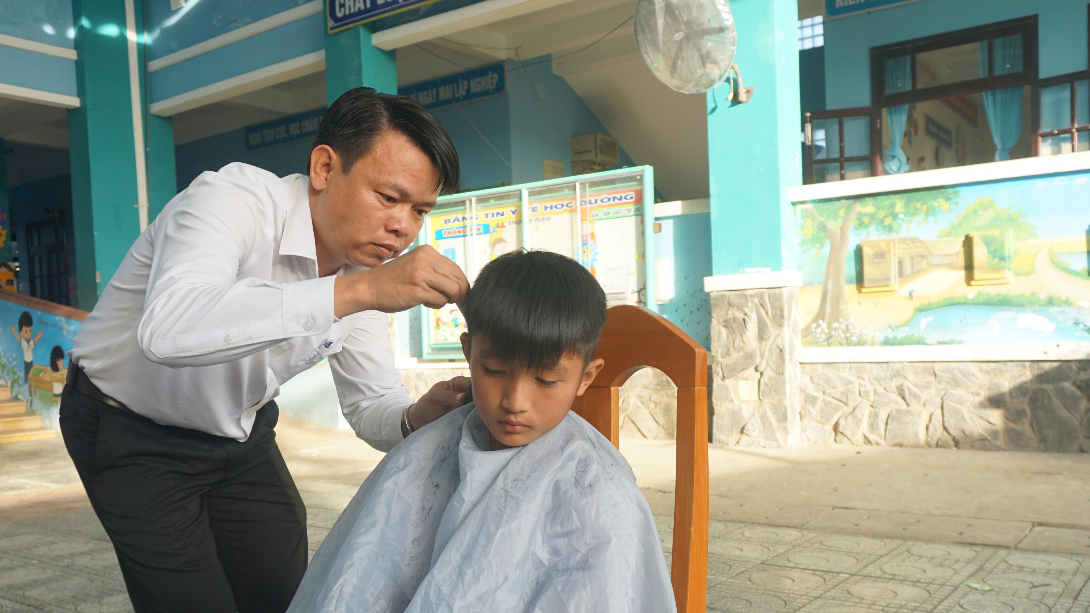 Tiệm hớt tóc thầy hiệu trưởng ở Thạnh An đang nhận được sự quan tâm của cộng đồng vì chất lượng dịch vụ tuyệt vời của mình. Hãy xem video để khám phá lý do tại sao những người dân địa phương luôn thực hiện việc cắt tóc tại đây!