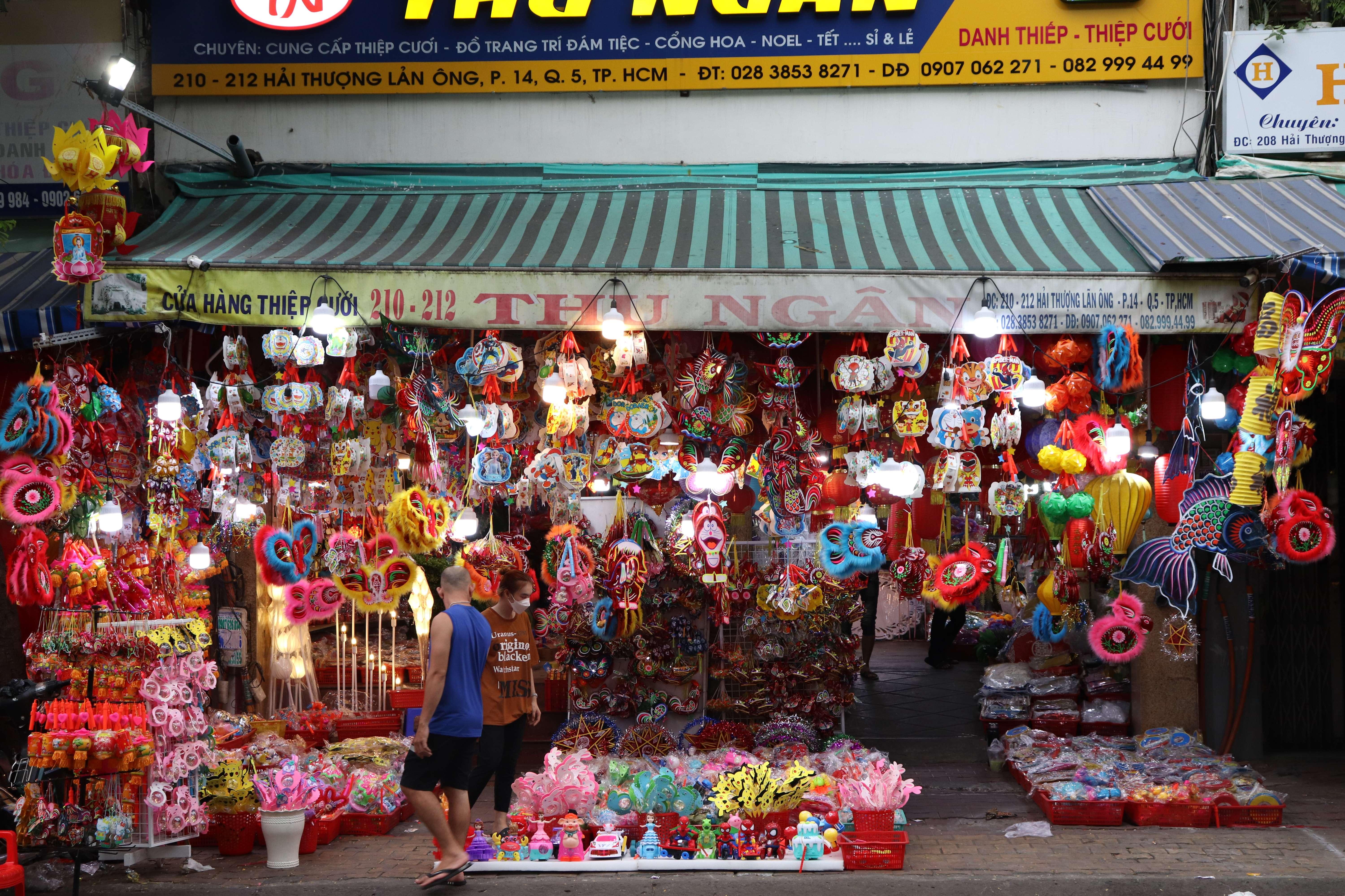 Lồng đèn Hóc Môn: Hãy khám phá nét đẹp truyền thống của Việt Nam với lồng đèn Hóc Môn, sản phẩm thủ công được làm từ chất liệu giấy mỹ thuật cao cấp. Những lồng đèn đẹp được trang trí các hoa văn, hình ảnh lục bình, cánh én, trăng sao, tạo nên không gian ấm áp, lãng mạn và tinh tế. Hãy đến Hóc Môn để tận hưởng vẻ đẹp của những lồng đèn độc đáo này.