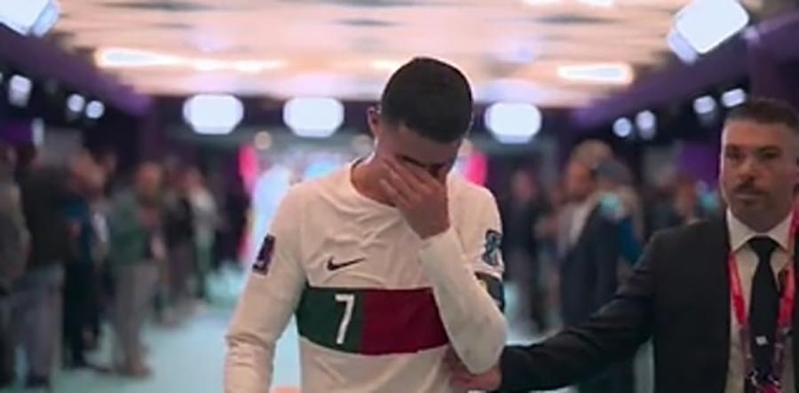 Hình ảnh ôm mặt khóc của Ronaldo khiến ai nhìn thấy cũng muốn bên người hỗ trợ anh, đó cũng chính là bản chất con người. Click ngay để xem hình ảnh đầy cảm xúc!