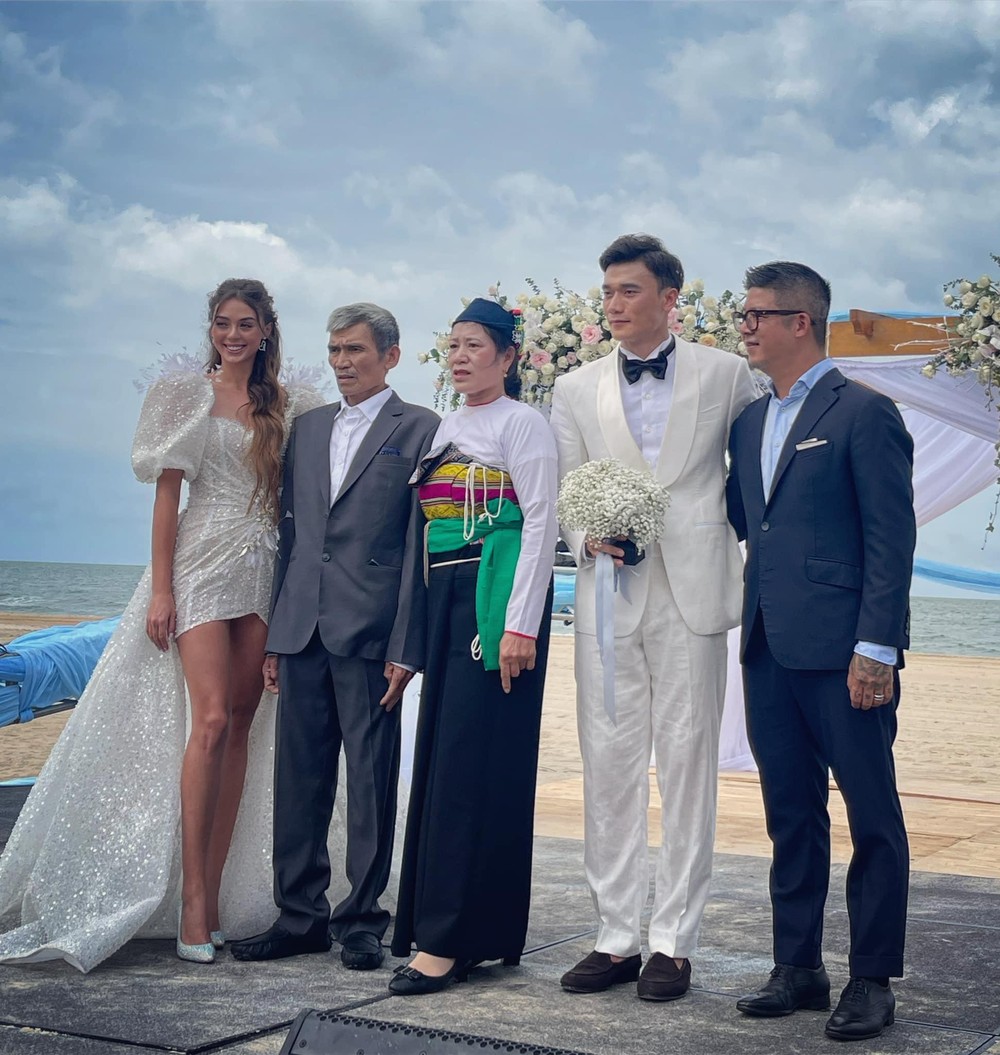 Thủ môn Bùi Tiến Dũng kết hôn với người mẫu Ukraine  VTVVN