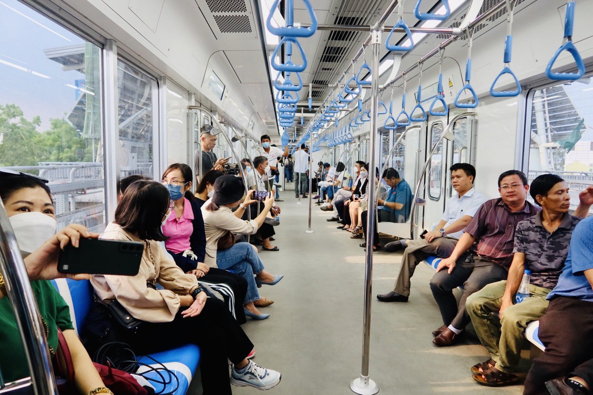 Người dân TP.HCM thích thú khi trải nghiệm tàu Metro trên cao ảnh 4