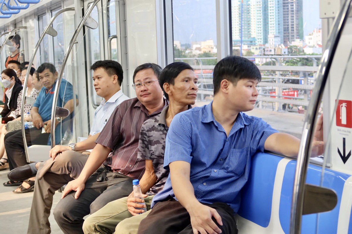 Người dân TP.HCM thích thú khi trải nghiệm tàu Metro trên cao ảnh 7