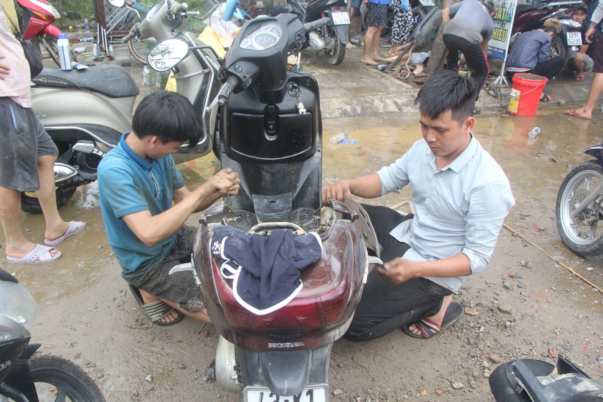 Nhóm thợ Quảng Nam nghỉ làm tới Đà Nẵng sửa xe miễn phí giúp dân  98  Specials