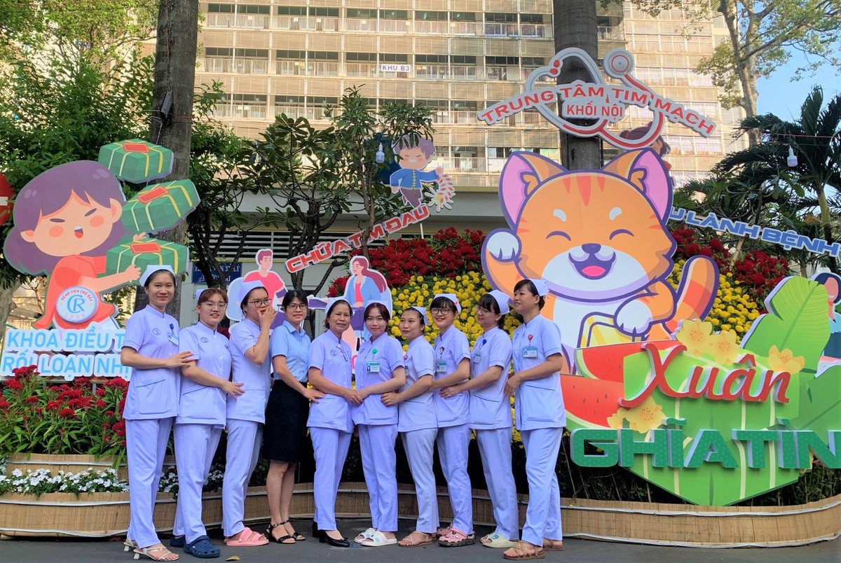 Patients at Cho Ray Hospital can travel to the spring and give gifts photo 9