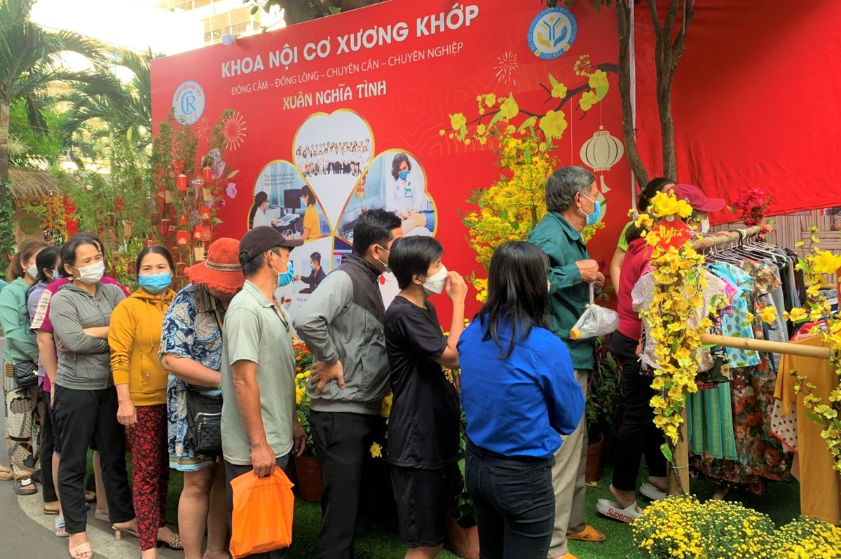 Patients at Cho Ray Hospital can travel to the spring and give gifts. Photo 4