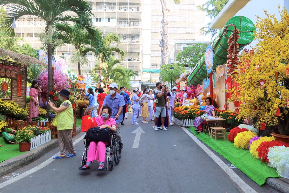 Patients at Cho Ray Hospital can travel to the spring and give gifts Photo 3