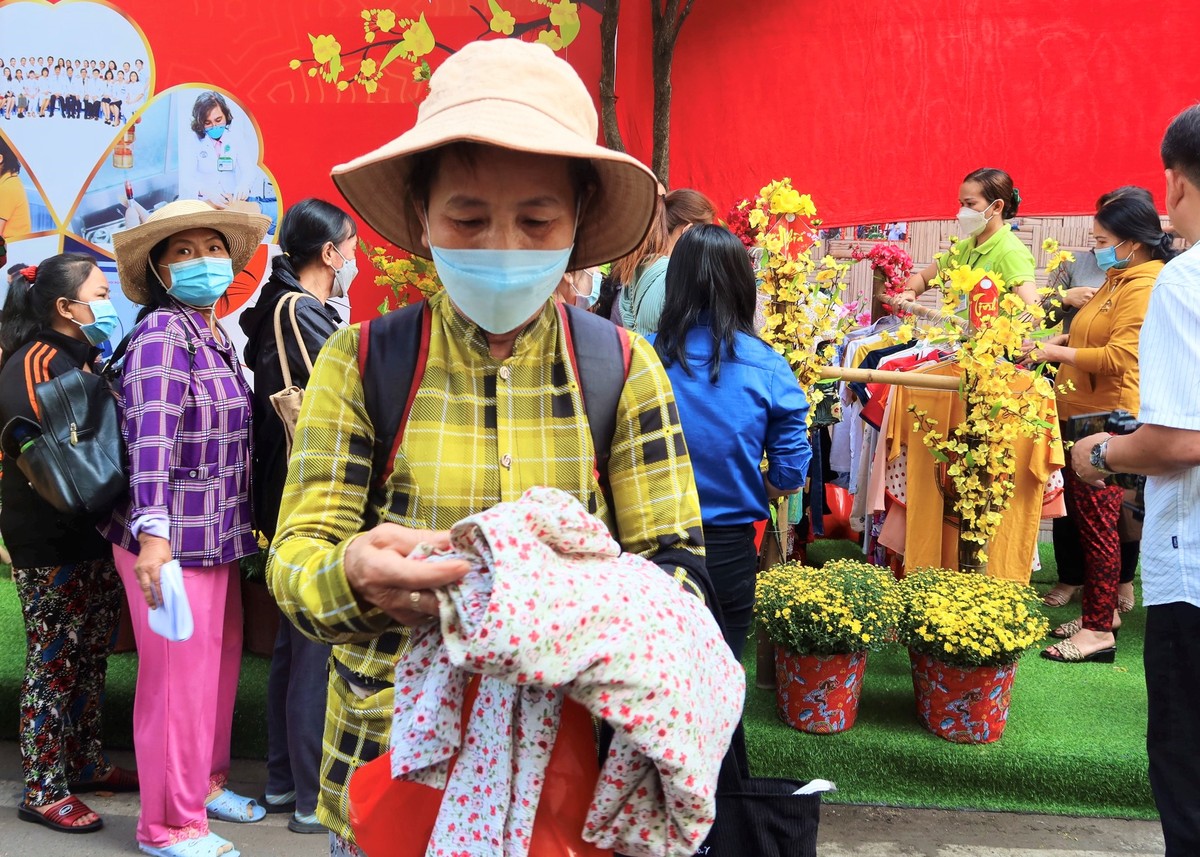 Patients at Cho Ray Hospital can travel to the spring and give gifts photo 5