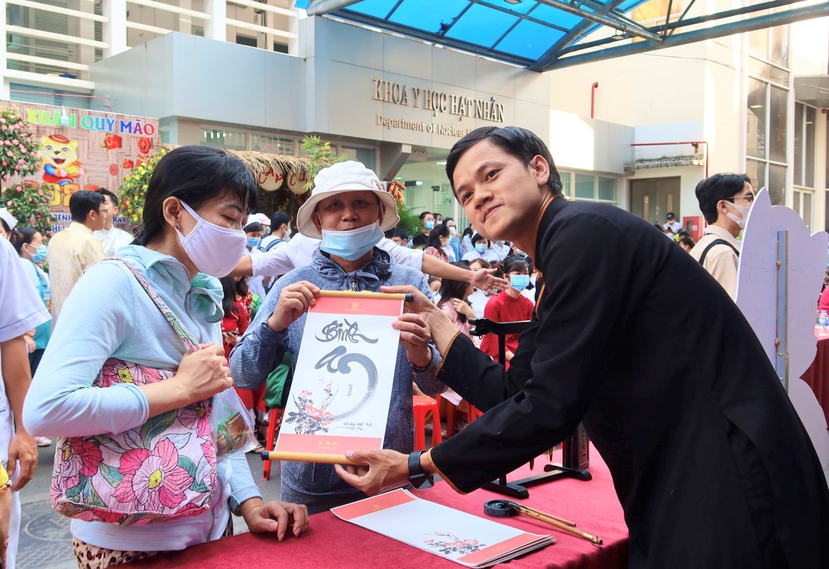 Patients at Cho Ray Hospital can travel to the spring and give gifts. Photo 6