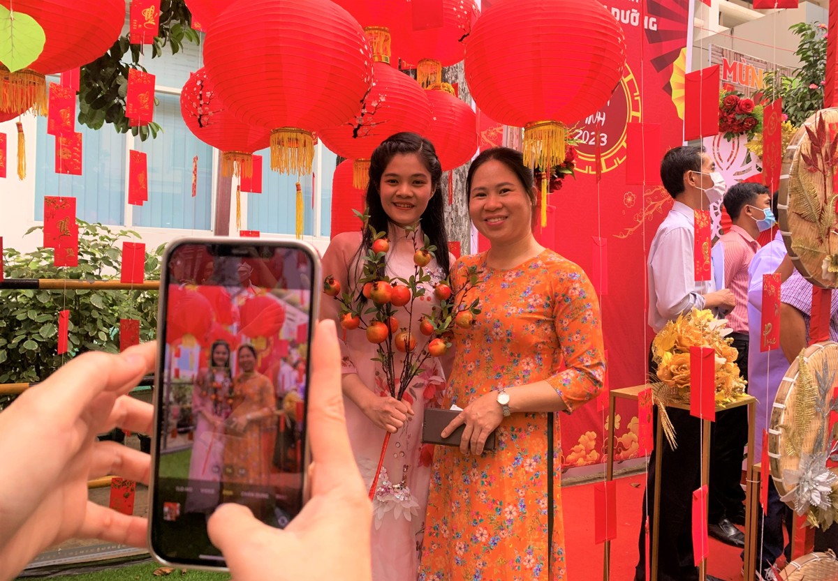 Patients at Cho Ray Hospital can travel to the spring and give gifts photo 8