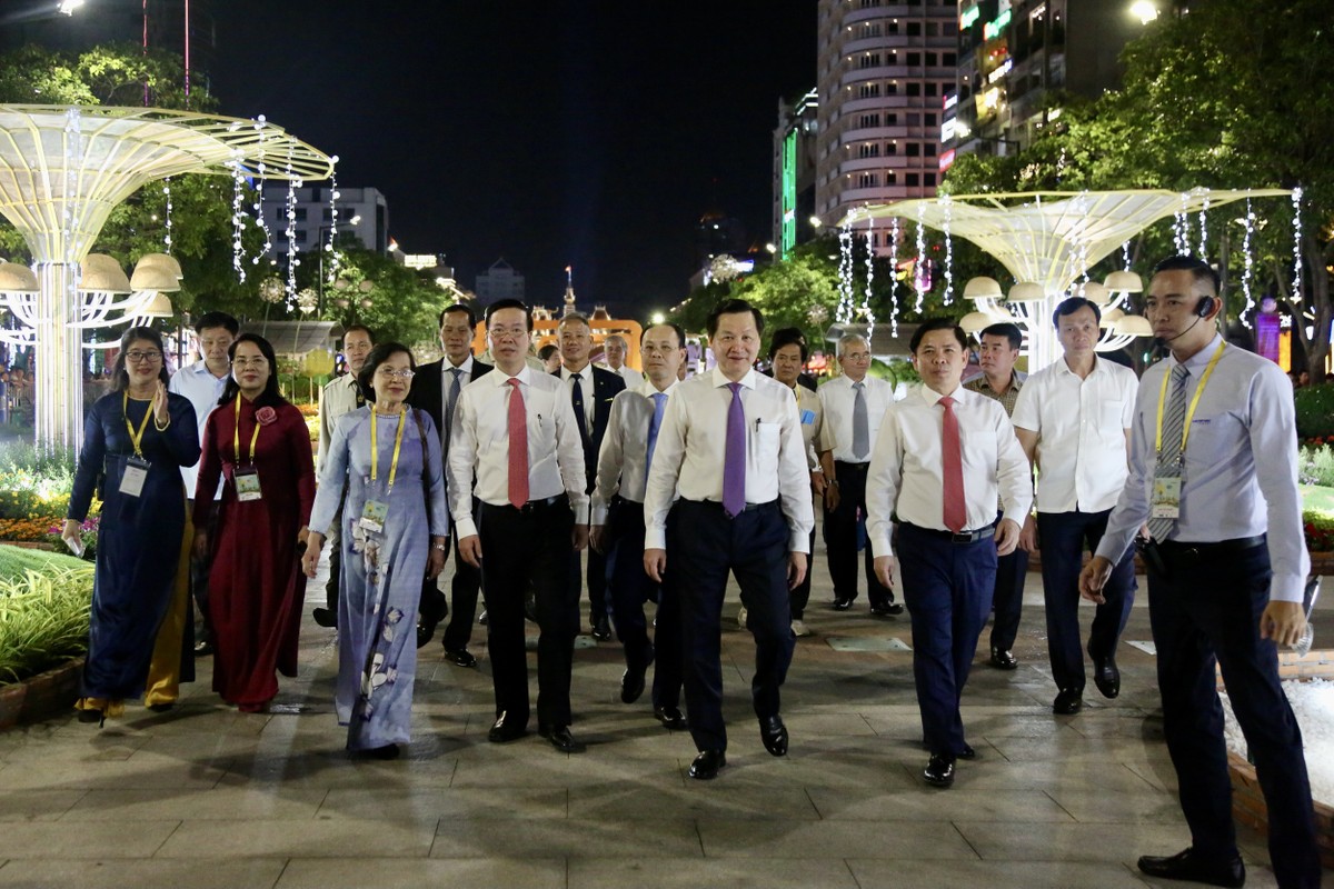 People are excited to visit Nguyen Hue flower street on the opening day photo 2