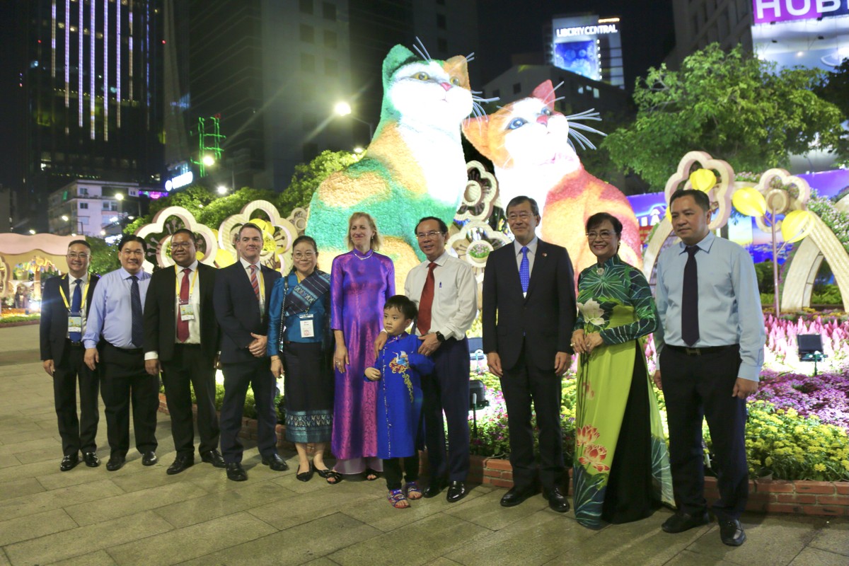 People are excited to visit Nguyen Hue flower street on the opening day photo 3