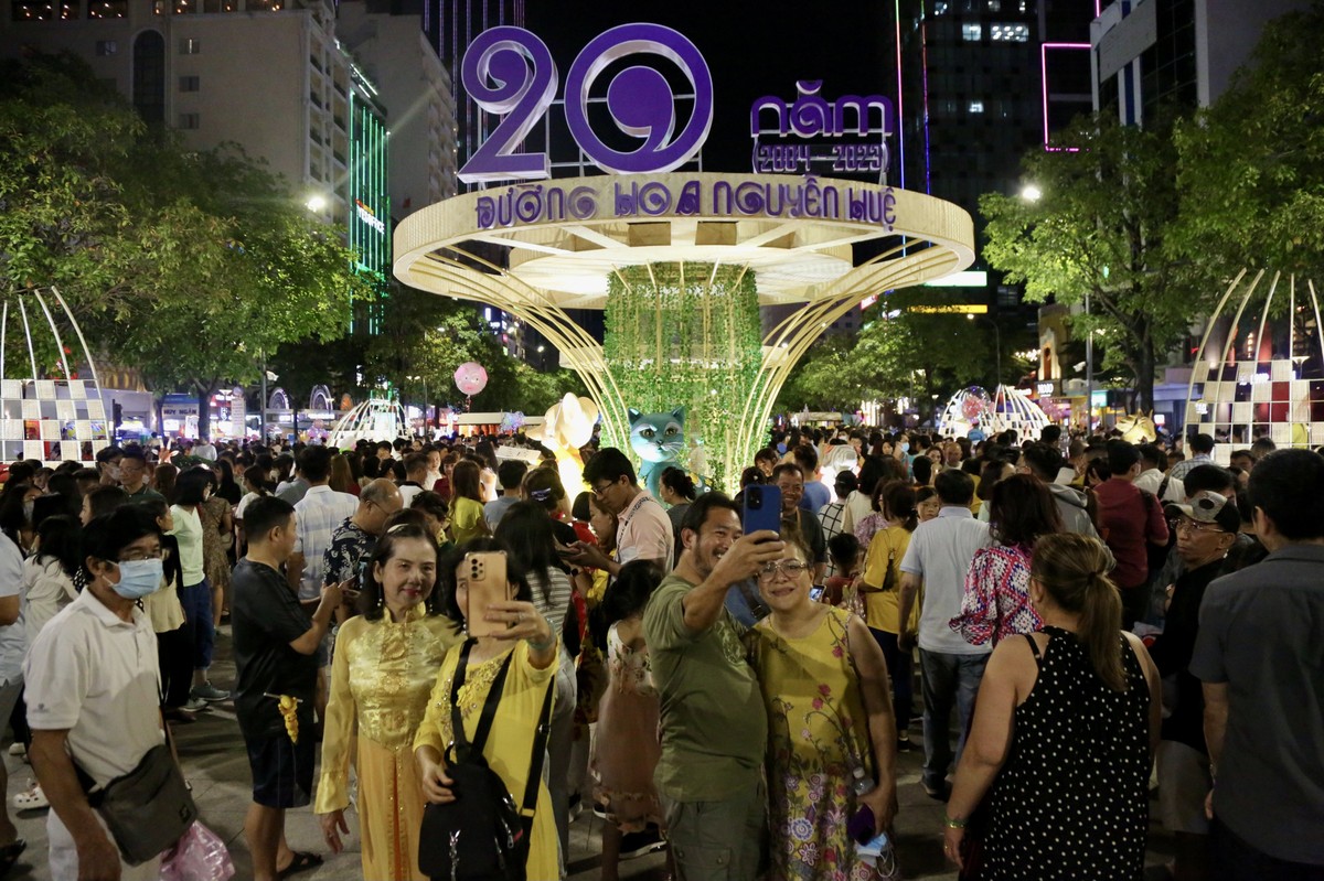 People are excited to visit Nguyen Hue flower street on the opening day photo 6