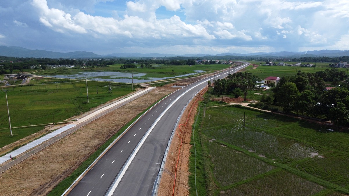 Cận cảnh cao tốc Quốc lộ 45 - Nghi Sơn - Diễn Châu trước ngày thông xe ảnh 2