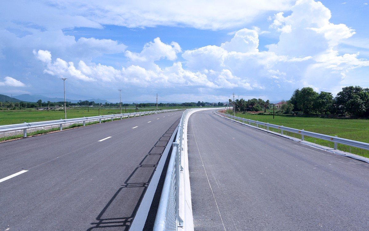 Cận cảnh cao tốc Quốc lộ 45 - Nghi Sơn - Diễn Châu trước ngày thông xe ảnh 1